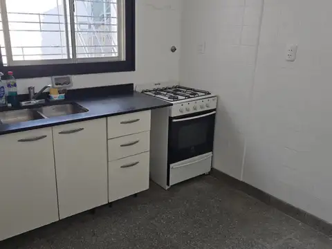 PH 2 AMB, MUY AMPLIO, CENTRICO. CON PATIO.