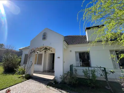 Exclusiva Casa en Alquiler con Pileta y Gran Parque en Zona Residencial