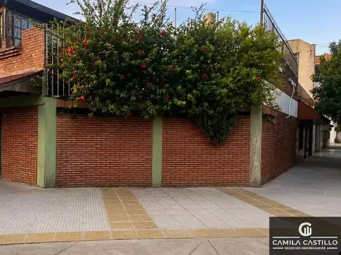 Venta casa 3 amb. con cochera, patio y terraza en Parque Avellaneda