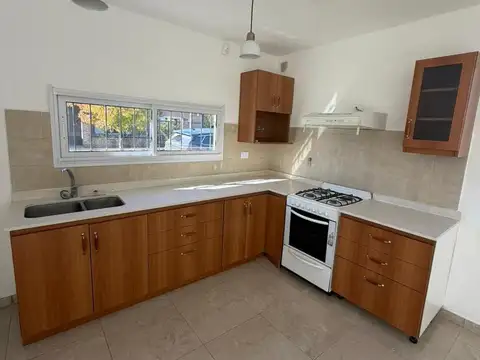 Casa de 4 ambientes a la venta en barrio sarmiento lujan