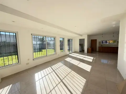 Casa de 4 ambientes a la venta en lujan barrio sarmiento con patio y cochera