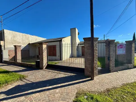 Casa de 4 ambientes a la venta en lujan barrio sarmiento con patio y cochera