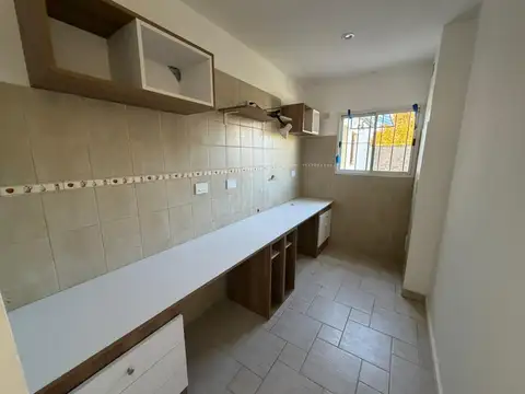 Casa de 4 ambientes a la venta en barrio sarmiento lujan