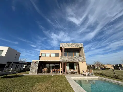 Casa 10 ambientes con 5 baños