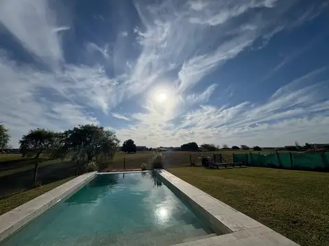 Venta de casa PREMIUM con pileta en dos plantas en Canton Golf