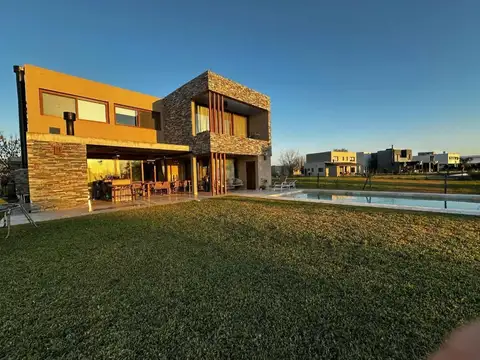 Casa en Venta en El Canton, USD 480.000