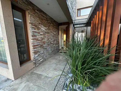Casa en Venta con 4 cocheras