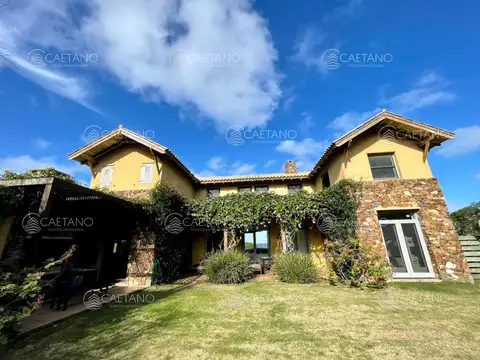 Casa 6 ambientes con 4 baños