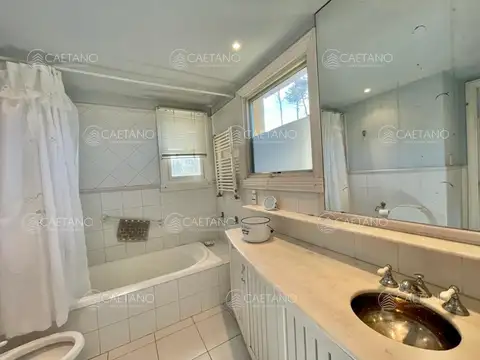 Casa Laguna Blanca en Venta Cinco Dormitorios Barrio Privado