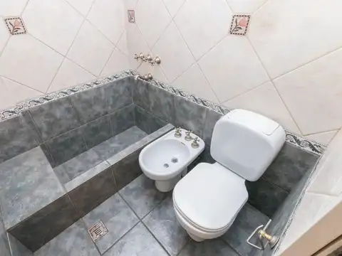 Casa 4 ambientes con 2 baños