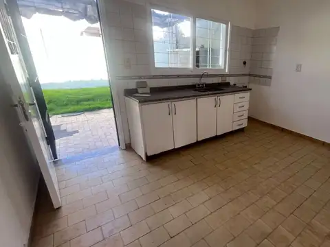 Alquiler, Casa en P.H. de 3 Ambientes en Esquina con Cochera y parque, ramos mejia