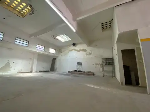 GALPÓN 129,10m2 en PH c/entrada para camionetas. Sin Expensas.
