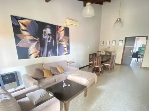 Casa 7 ambientes con 2 baños