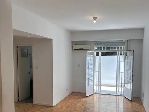 Agüero e/ General Lucio Norberto Mansilla y Paraguay