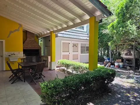 Casa 6 ambientes con 2 baños