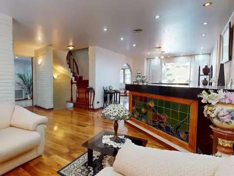 Casa en Venta con 2 cocheras