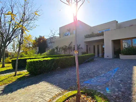 Casa 11 ambientes con 6 baños