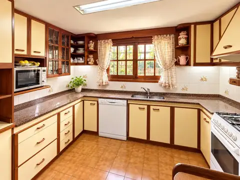 Casa 5 ambientes con 3 baños