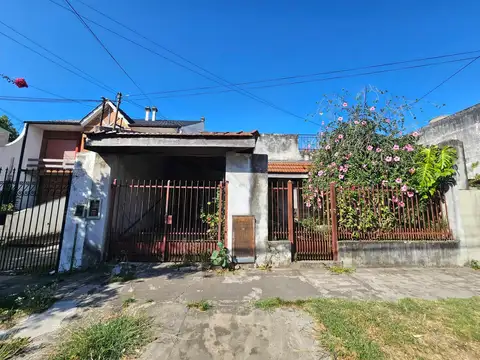 CASA DE 3 AMBIENTES EN VILLA BALLESTER CON TERRAZA Y GALPÓN
