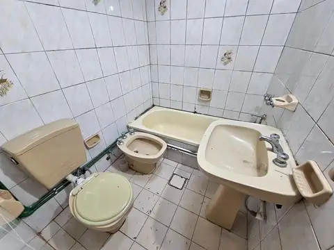 CASA DE 3 AMBIENTES EN VILLA BALLESTER CON TERRAZA Y GALPÓN