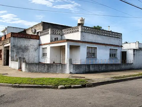 Casa Estilo Americana de 3 Ambientes en Venta en Castelar