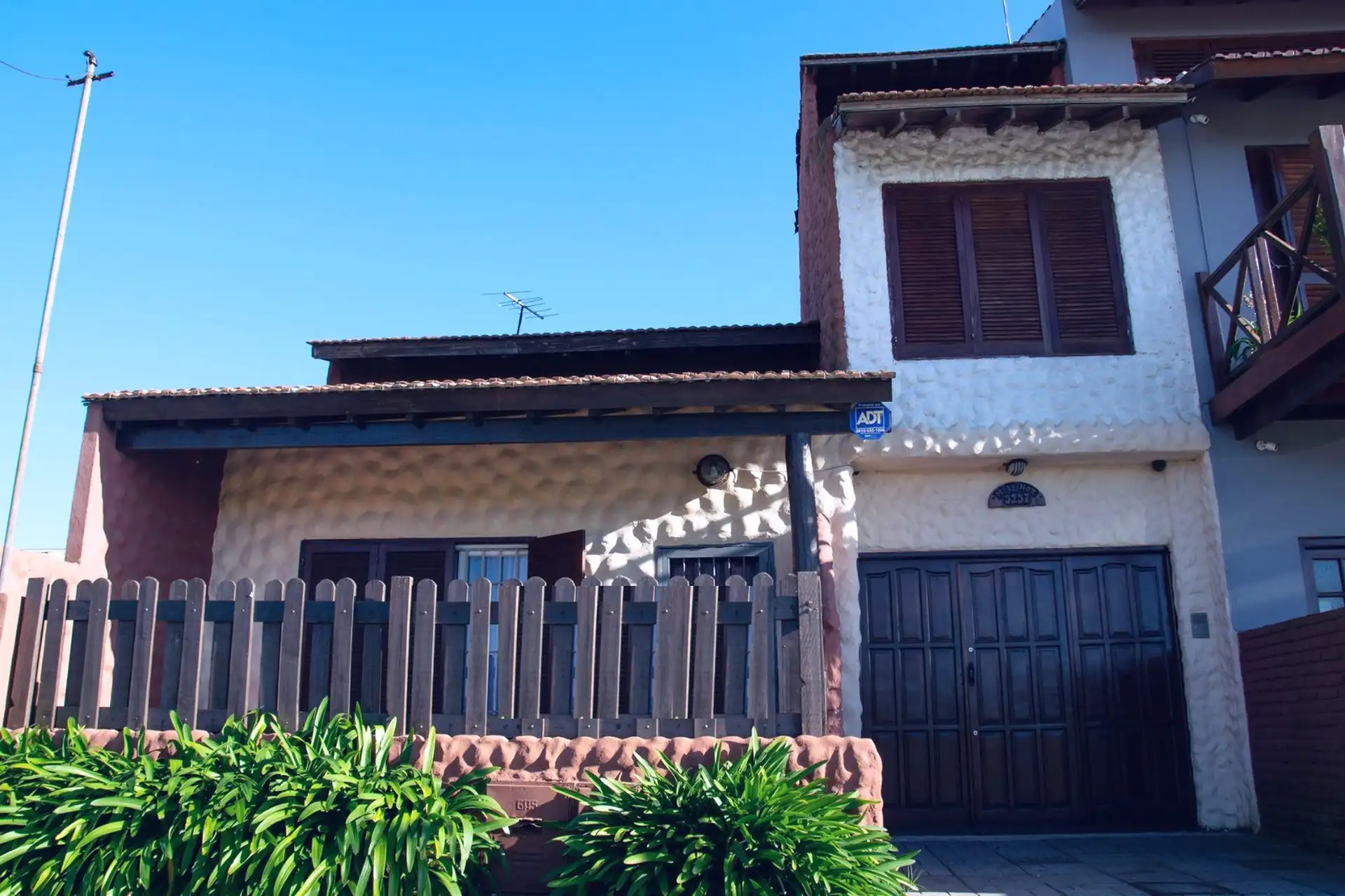 Casa en block 6 amb, 4 dorm, 4 baños, patio y entrada de autos