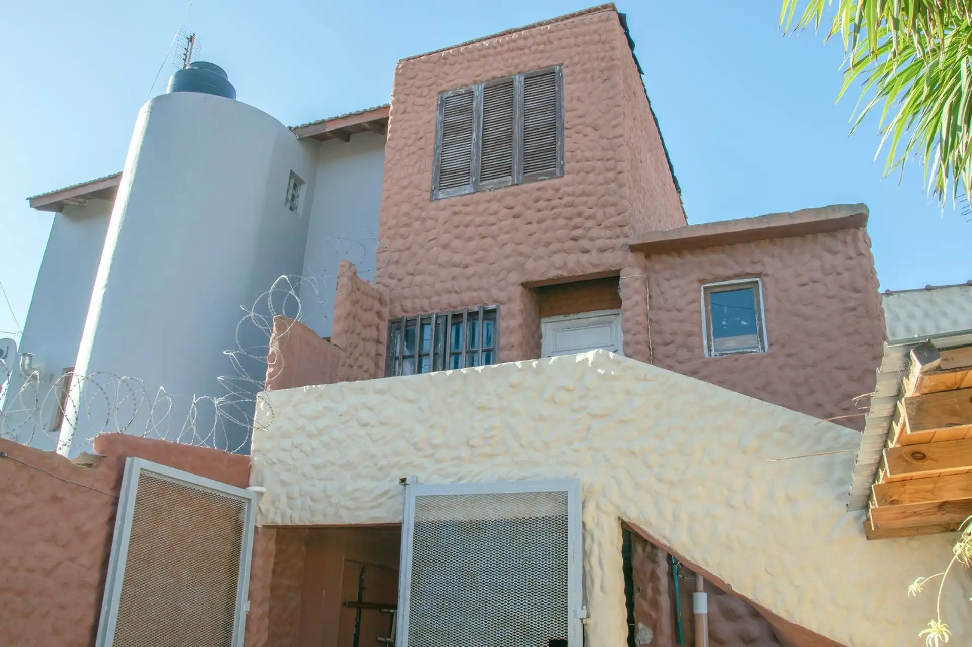 Casa en block 6 amb, 4 dorm, 4 baños, patio y entrada de autos