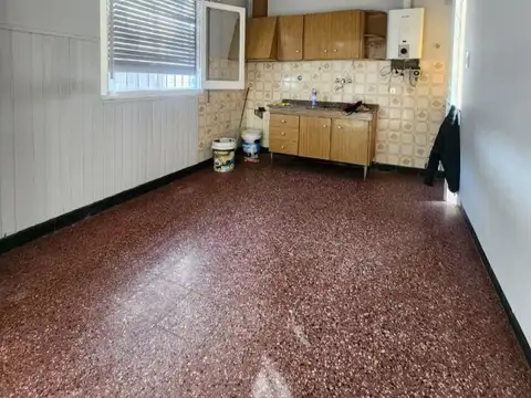 CASA AL FRENTE CON PATIO AMPLIO