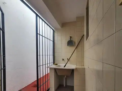 CASA AL FRENTE CON PATIO AMPLIO