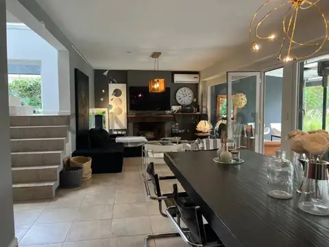 Casa en Venta con 2 cocheras