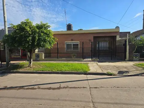 VENTA- CASA- ITUZAINGO- 4 AMBIENTES CON GARAGE