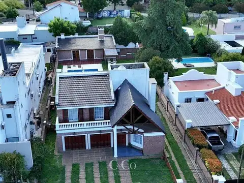 Casa 9 ambientes con 3 baños