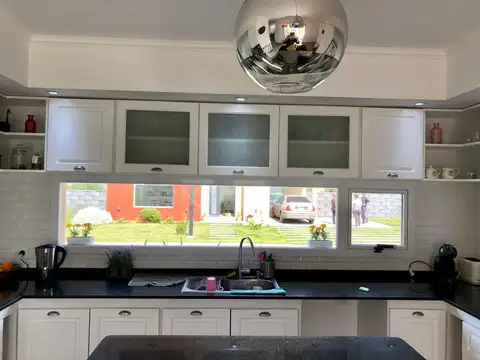 CASA  CON PILETA EN BARRIO CASUARINAS