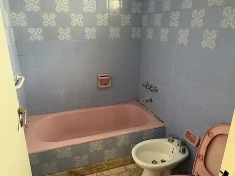 Casa 6 ambientes con 2 baños