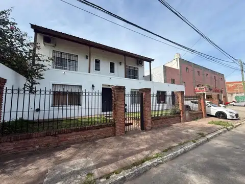 Casa en venta - 4 Dormitorios 4 Baños - Pilar