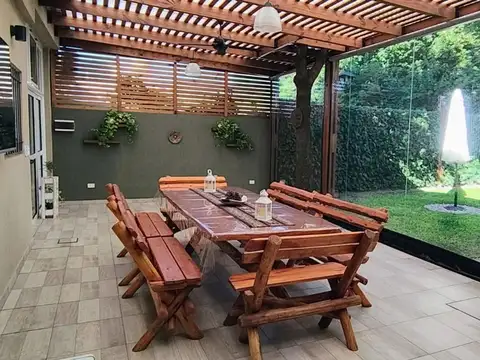 Casa 4 ambientes con quincho y pileta