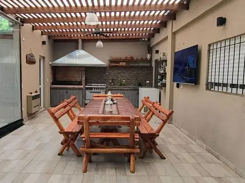 Casa 4 ambientes con 2 baños