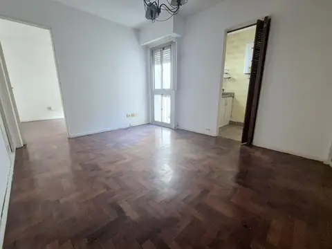 Vendo:B.Norte:2 Amb. Muy Lum. Balcón francés. Cocina completa. Baño en suite. 3 piso por escalera.