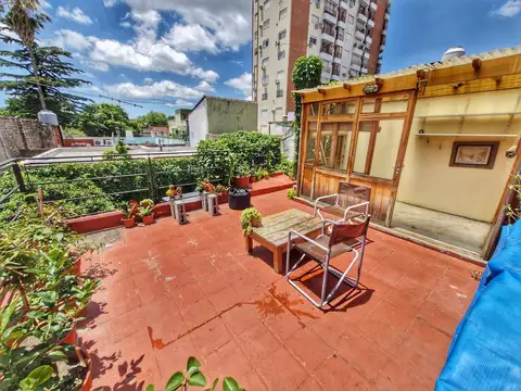 PH EN VENTA DE 3 AMBIENTES CON PATIO, QUINCHO Y TERRAZA PROPIA