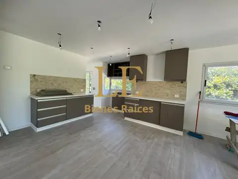 Casa en Venta con 3 cocheras