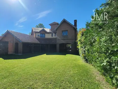 Casa familiar en La Casualidad con jardín — lote 800 m²