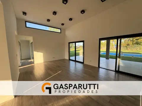 Casa en Venta con 4 cocheras
