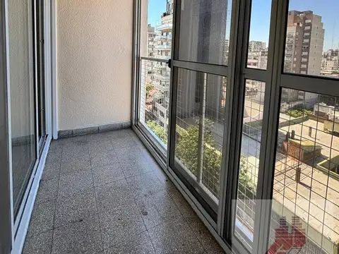 Amplio 2 ambientes en Villa Urquiza con balcón