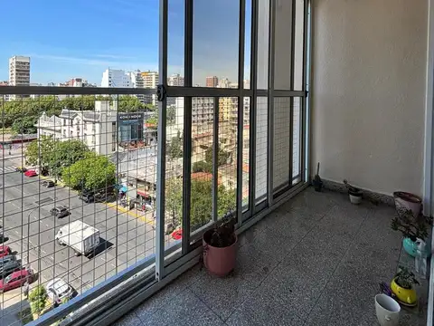 SE ALQUILA SIN MUEBLES  Amplio 2 ambientes en Villa Urquiza con balcón