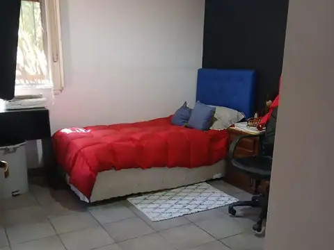 CASA 4 AMBIENTES SOBRE AMPLIO LOTE EN VENTA EN CASTELAR SUR