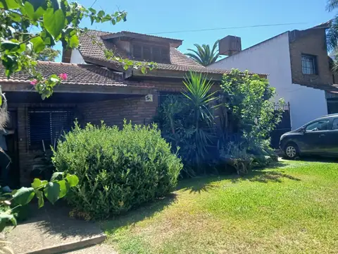 CASA 4 AMBIENTES SOBRE AMPLIO LOTE EN VENTA EN CASTELAR SUR