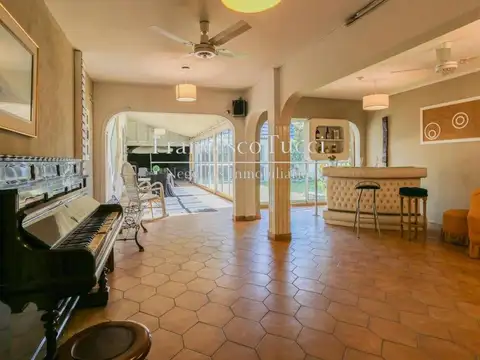 Casa en Venta con 4 cocheras