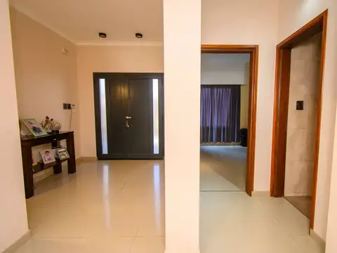 Casa 5 ambientes con 4 baños
