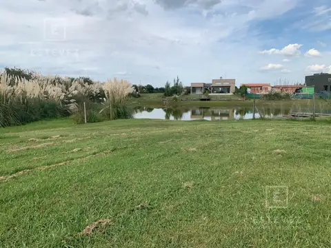 Lote a la laguna en venta, orientación Noreste - Barrio Cerrado