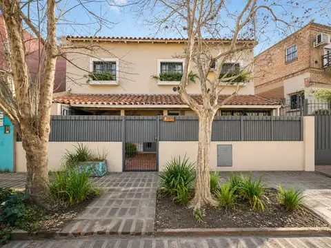 Venta casa de 4 amb.c/ jardín, galería y parrilla en el Bajo
